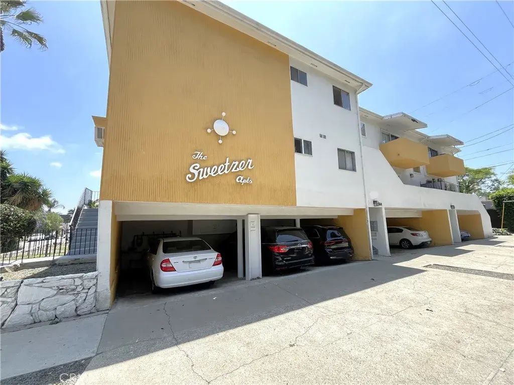 8304 Clinton Avenue 6, West Hollywood