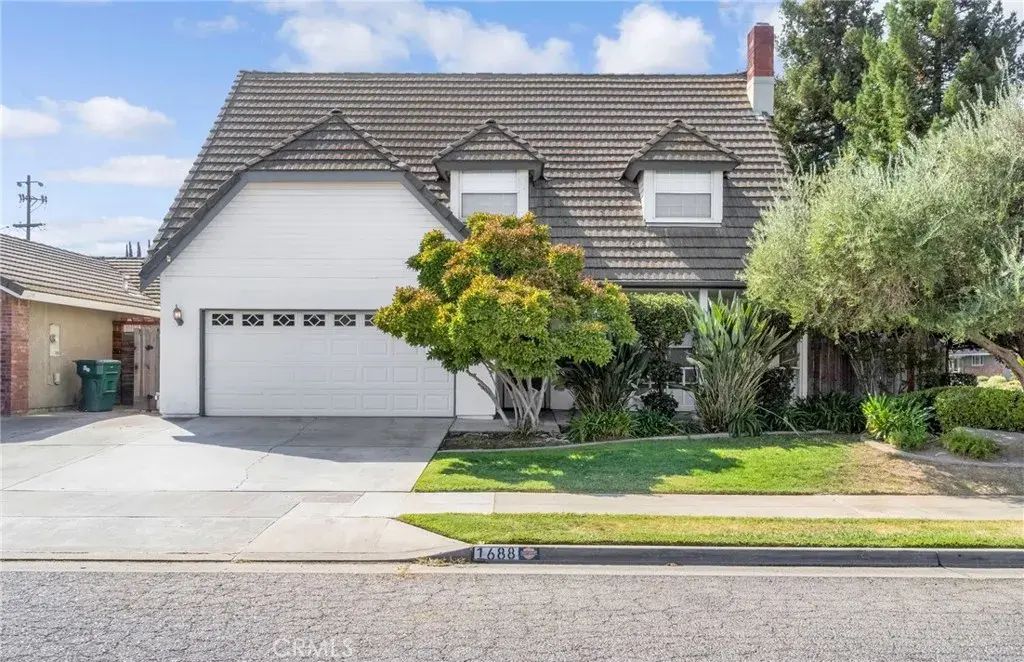 1688 University, Madera