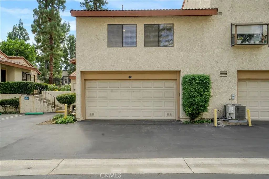 21551 Burbank 120, Woodland Hills