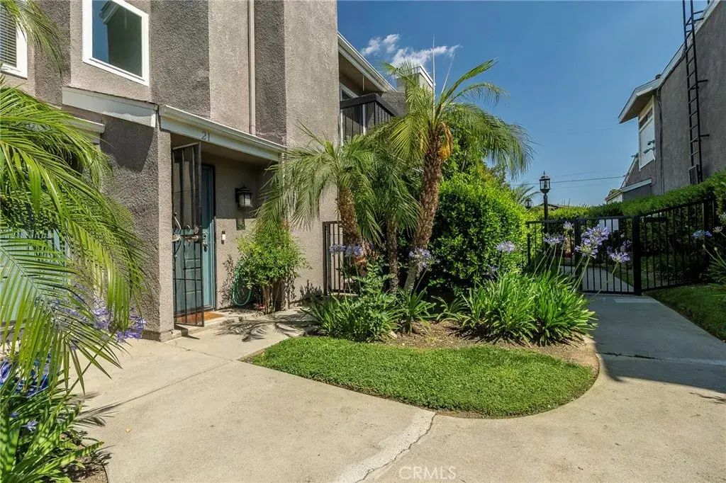 23549 Victory Blvd. 21, West Hills