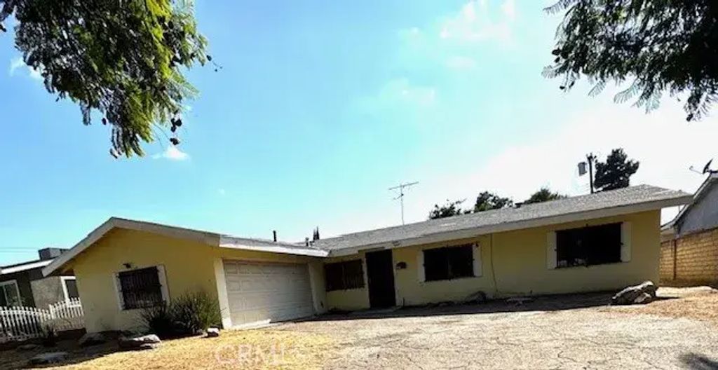 11377 Gladstone Ave, Sylmar