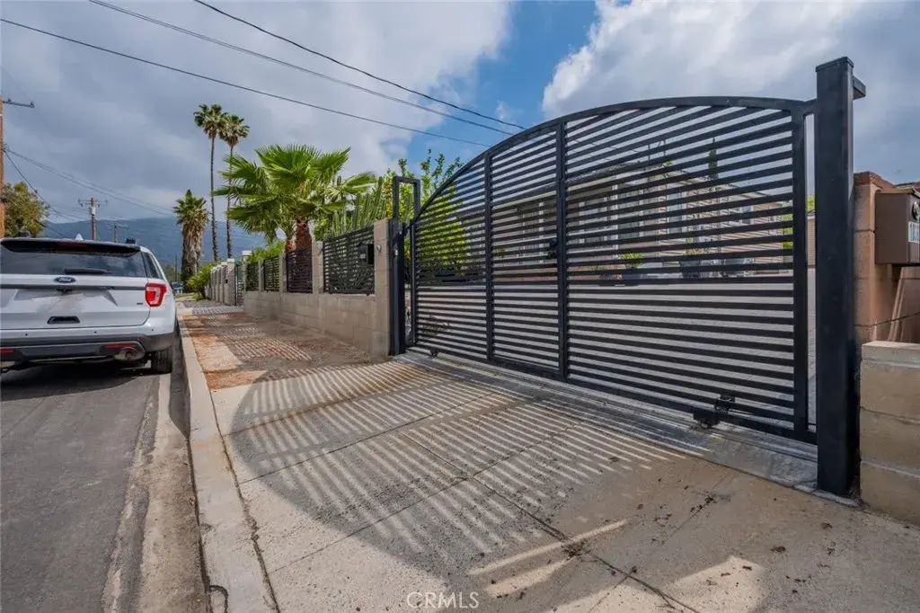 10404 Jardine Avenue, Sunland