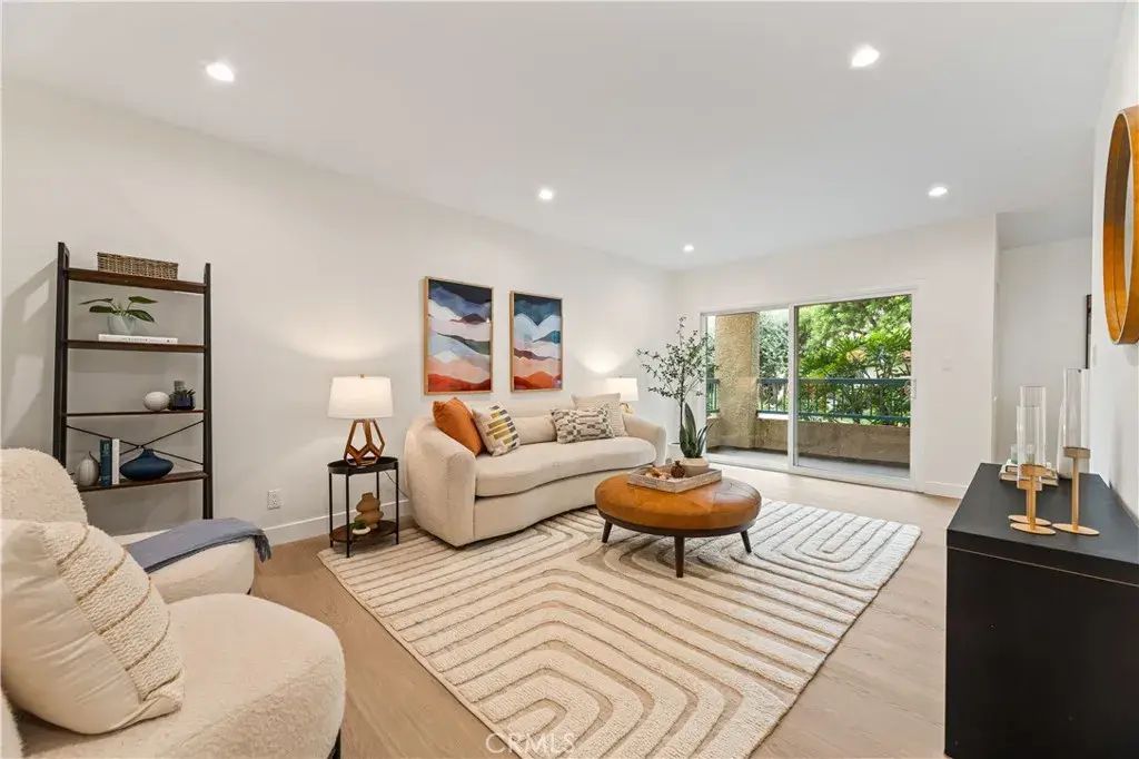 18307 Burbank Blvd #7, Tarzana