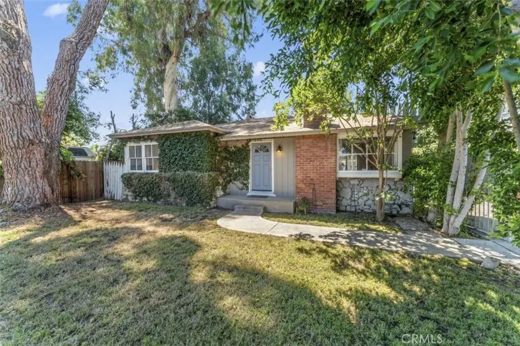 23238 Victory Boulevard, Woodland Hills