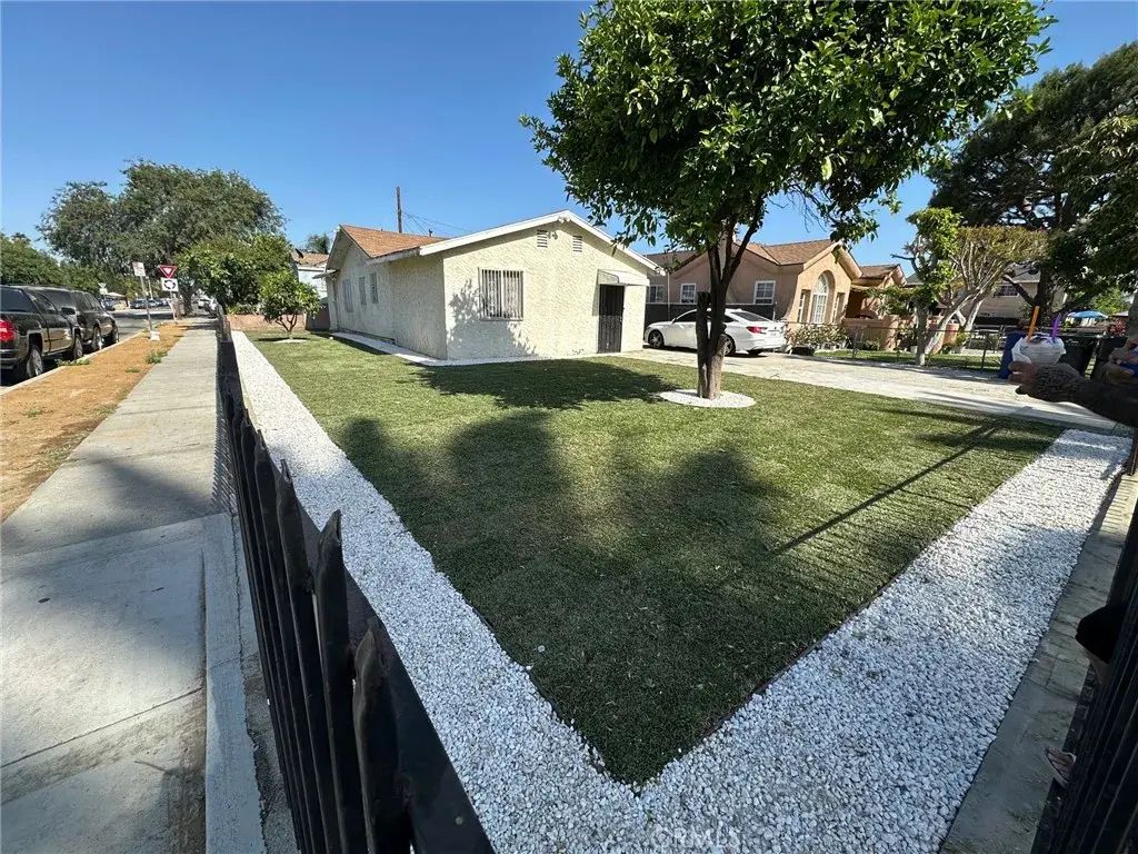 6000 Vinevale, Maywood
