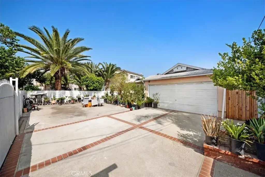 11457 Oxnard, North Hollywood