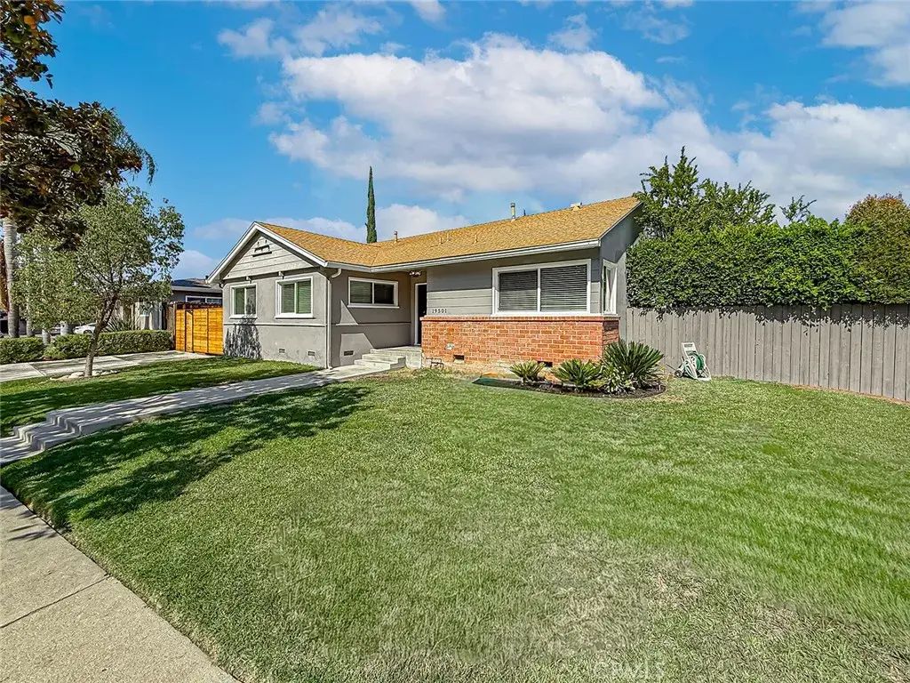 19501 Calvert Street, Tarzana