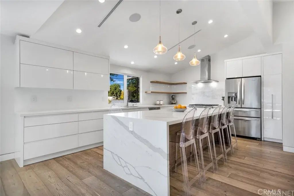 19041 Calvert, Tarzana