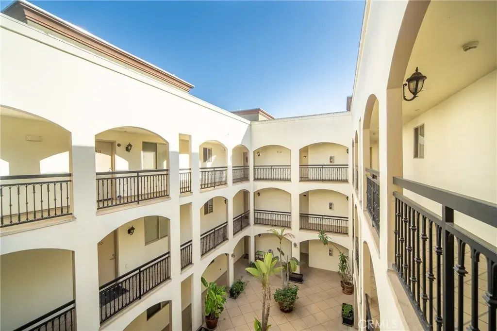 12916 Moorpark Street 104, Studio City