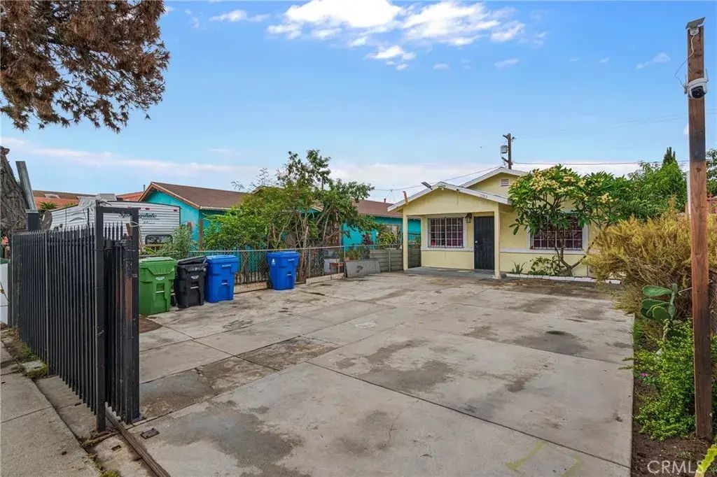 11513 S San Pedro, Los Angeles