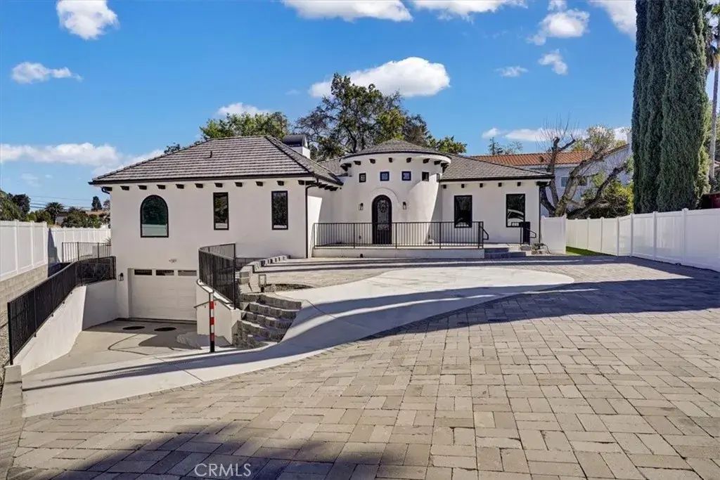 5520 Woodlake Avenue, Woodland Hills