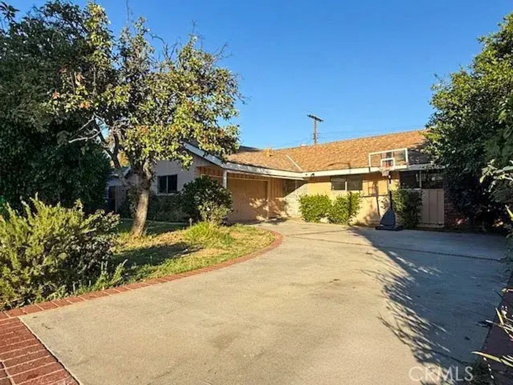 8848 Gerald Avenue, North Hills