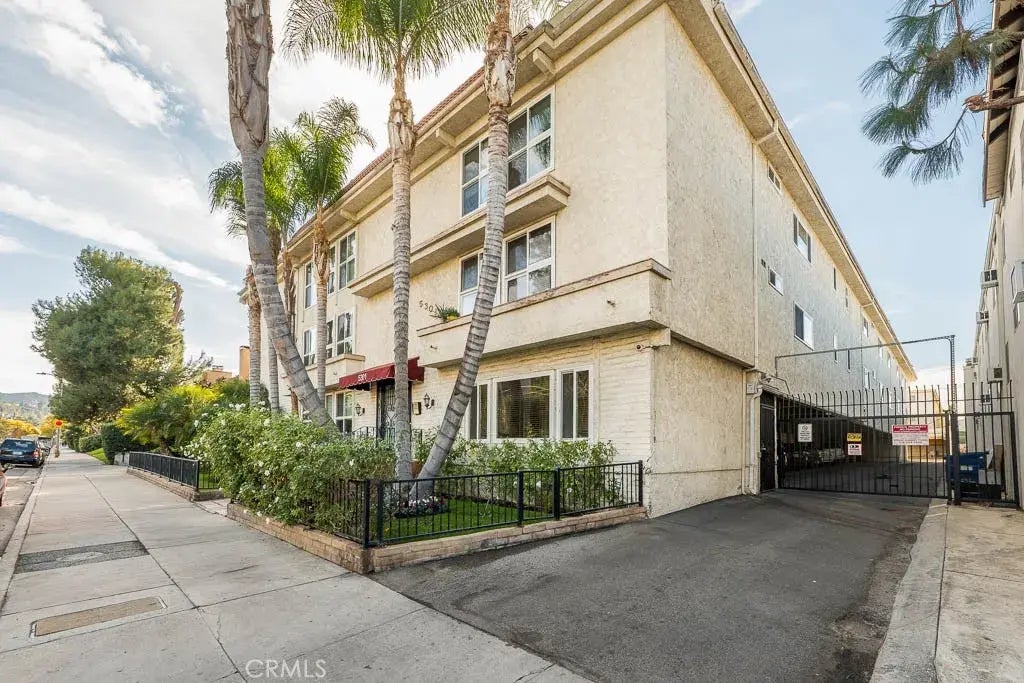 5301 Yarmouth 7, Encino