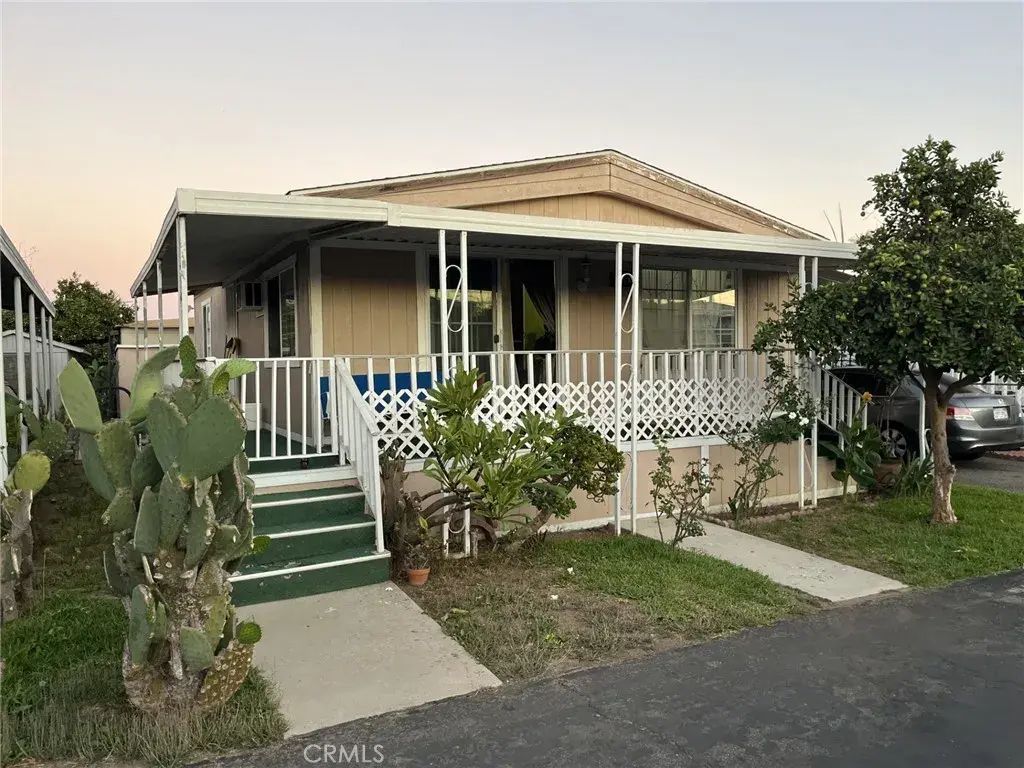 16707 Garfield 1806, Paramount
