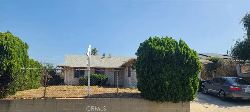11010 Borden, Pacoima