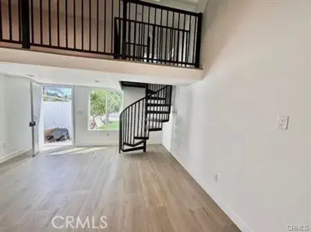 7919 Bothwell, Reseda