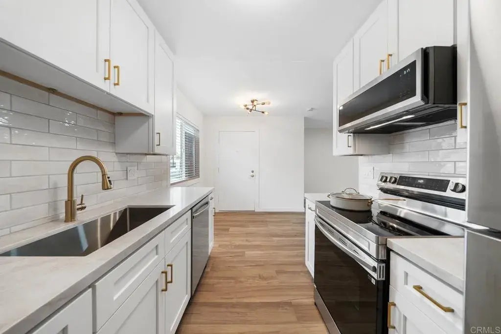 3825 Van Dyke Ave Apt 3, 