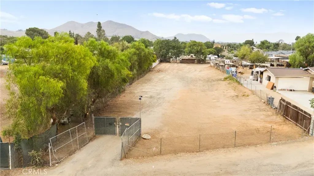 Holmes, Jurupa Valley