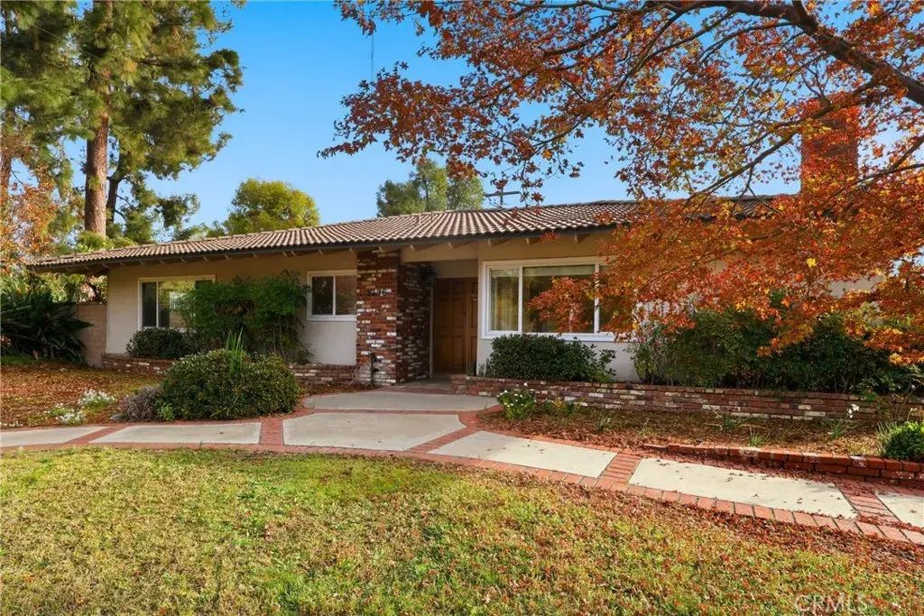 1736 Sumner, Claremont