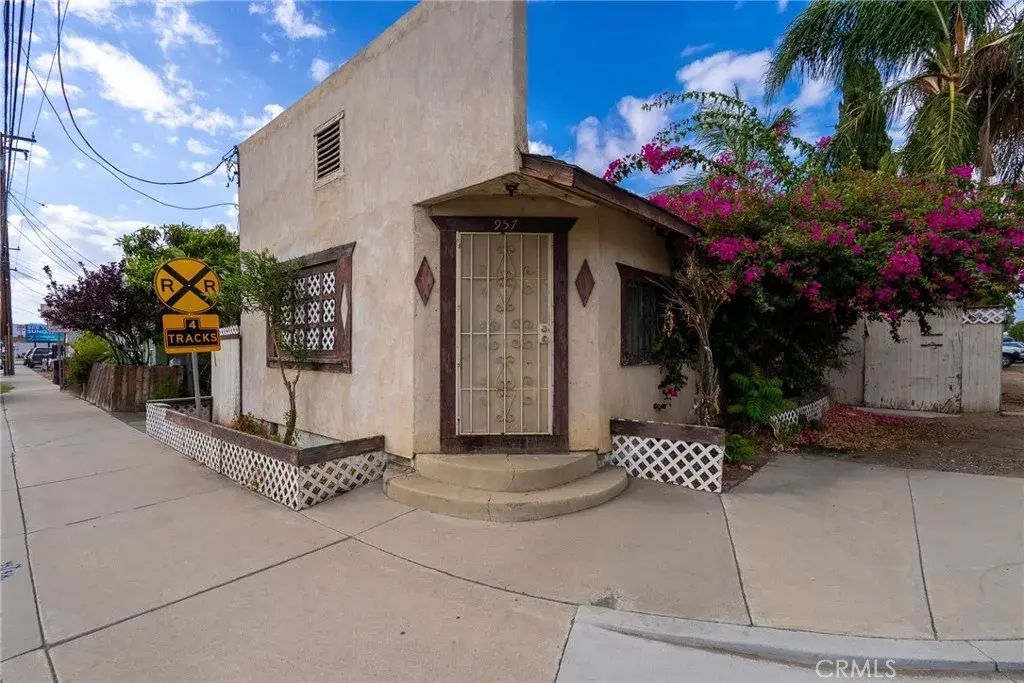 957 Center Street, Riverside