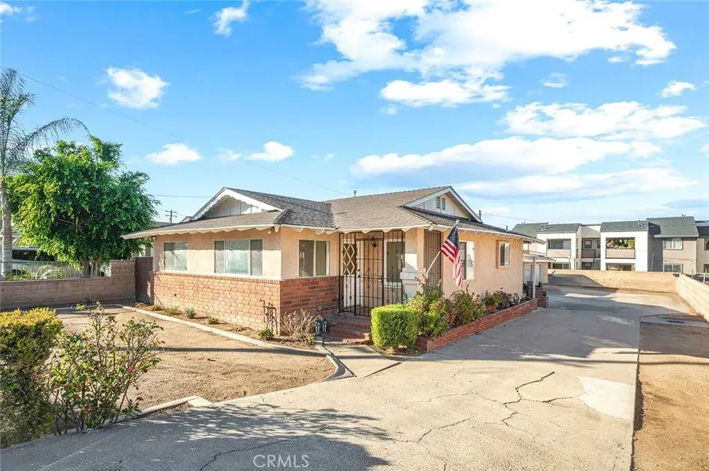 1221 W 10th Street, Corona