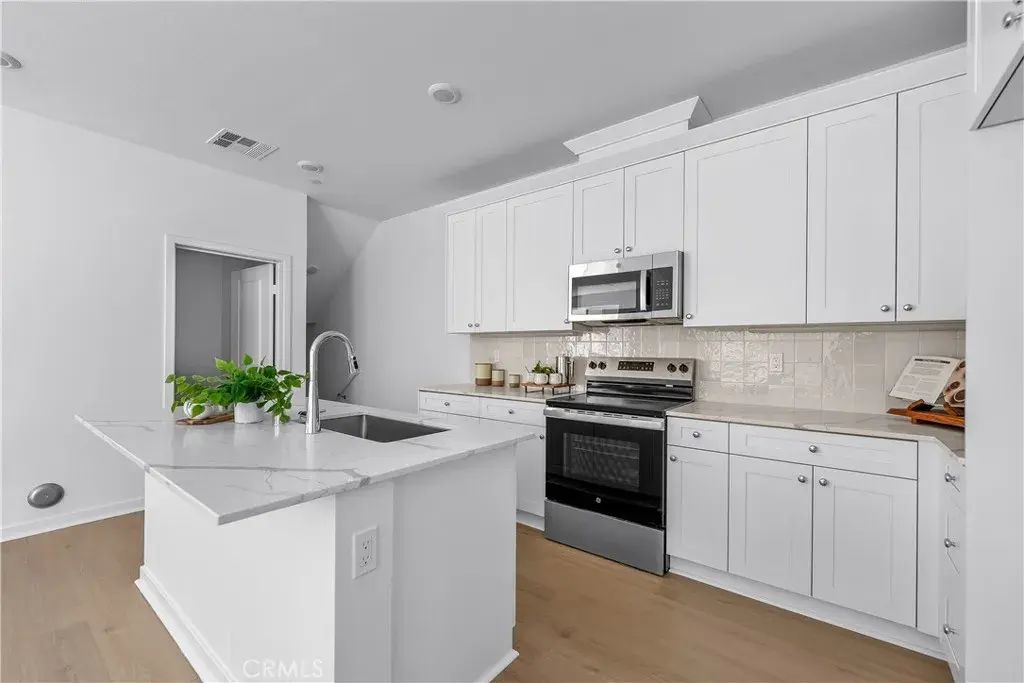 9423 N Sepulveda Blvd. 4, North Hills
