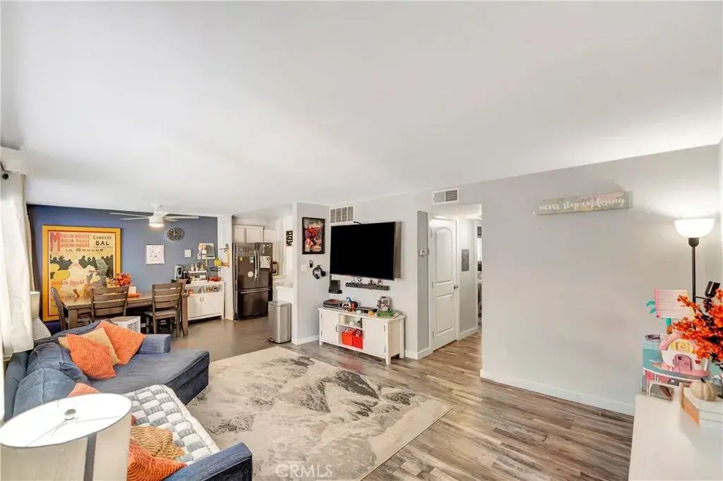 18601 Collins Street D17, Tarzana