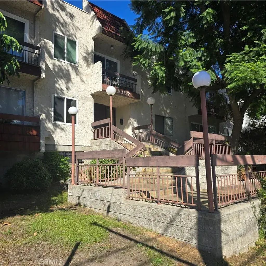 12157 Moorpark Street 206, Studio City