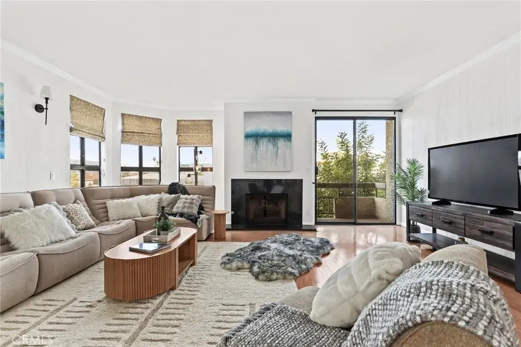 8642 Gregory Way 204, Los Angeles