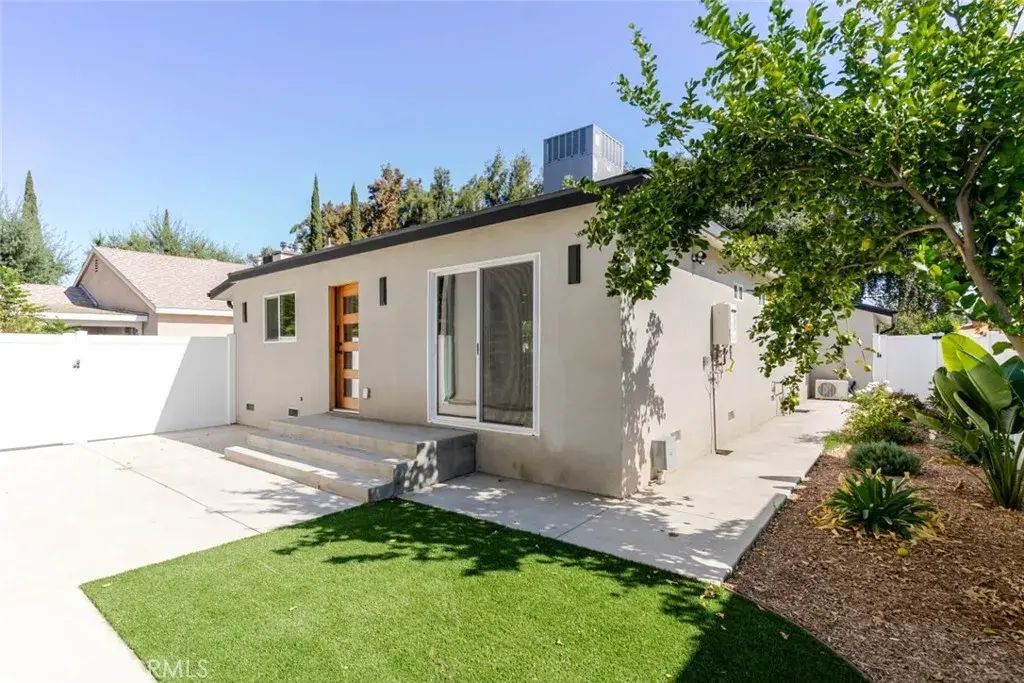 6837 Yolanda Avenue, Reseda