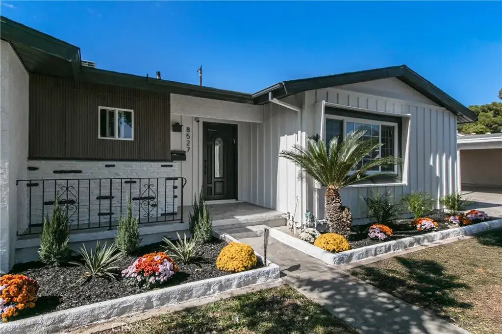 8527 Casaba Avenue, Winnetka