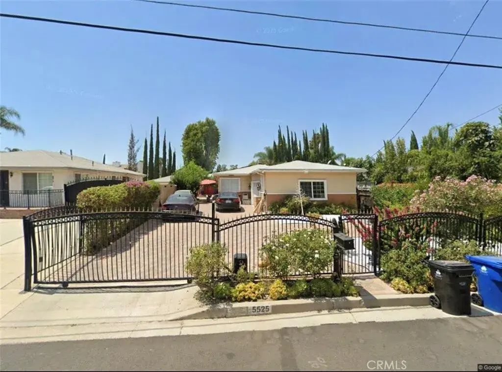 5525 Beckford, Tarzana