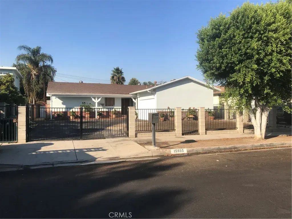 15935 Community Street, North Hills