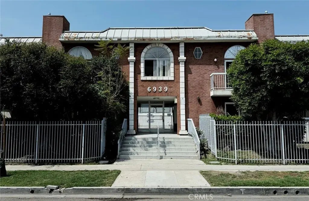 6939 Alabama 104, Canoga Park