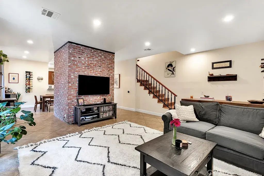 4444 Moorpark Way 201, Toluca Lake