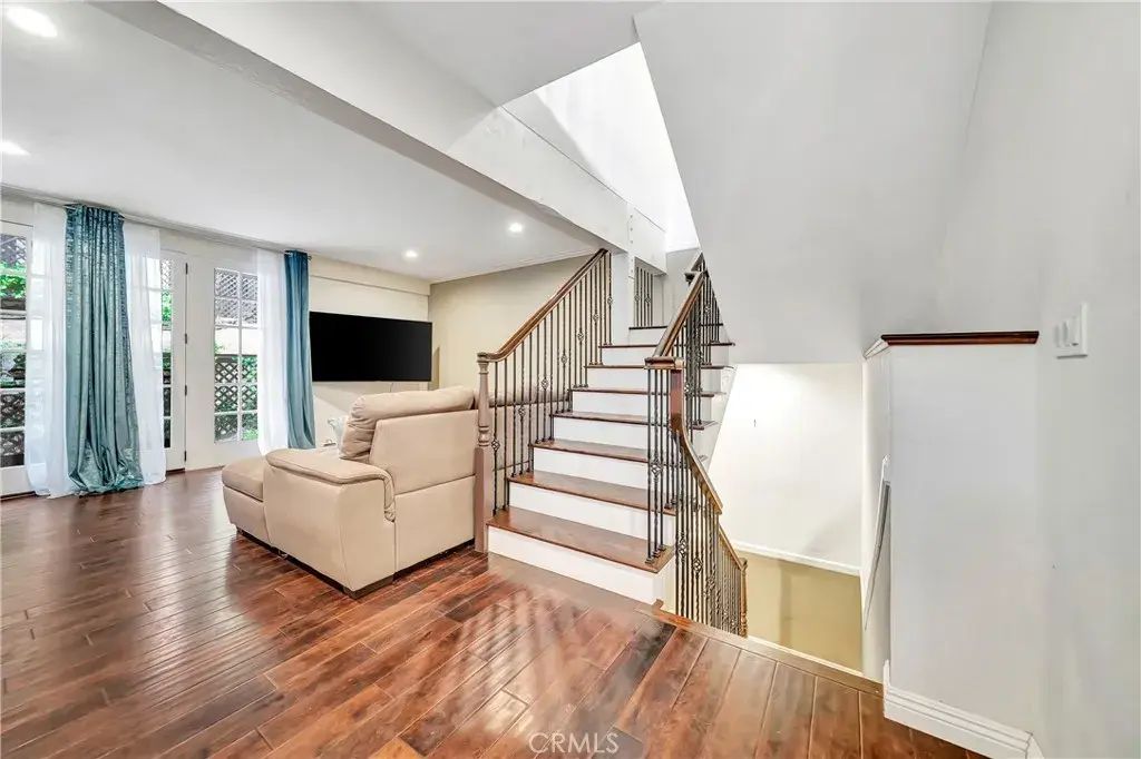 24420 Victory 5, Woodland Hills