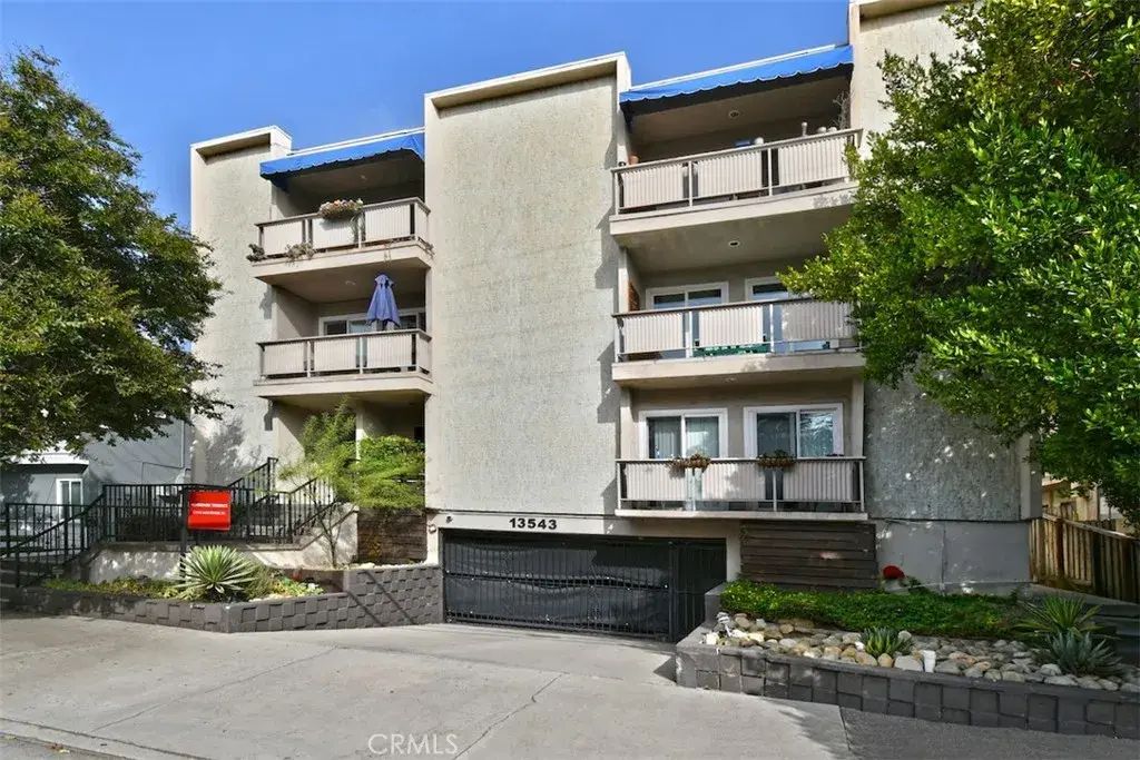 13543 Moorpark Street 15, Sherman Oaks