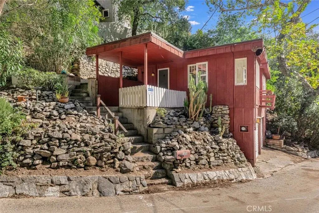 1450 Country Club Drive, Burbank