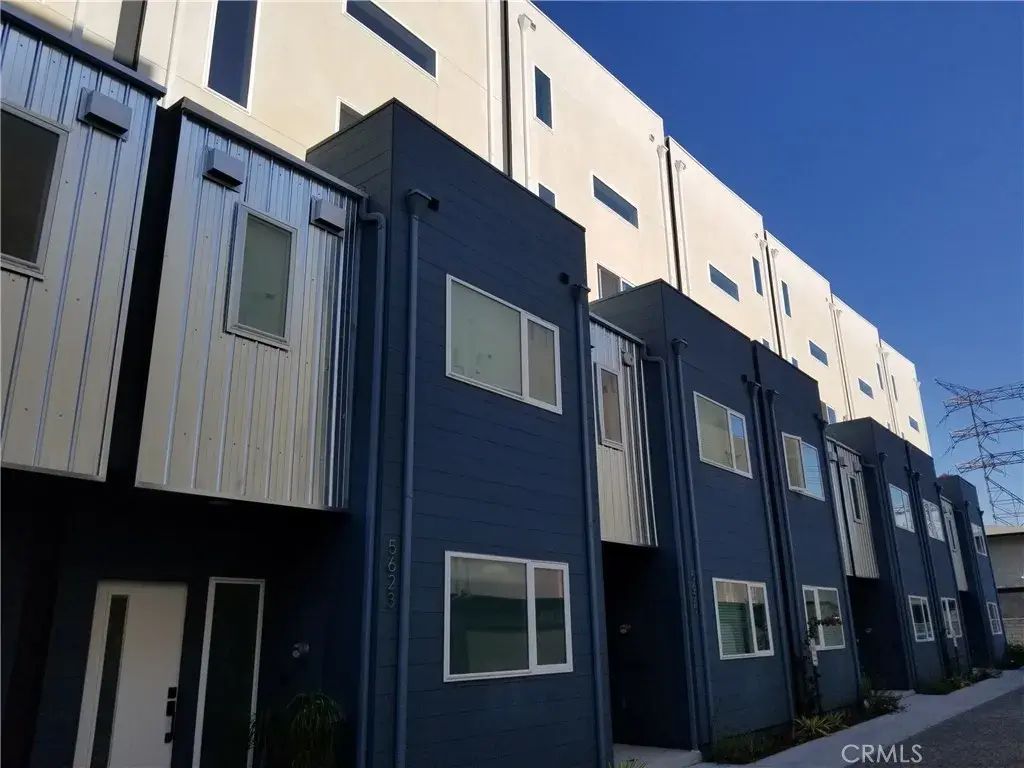 5621 N Bella Blanco Drive, North Hollywood