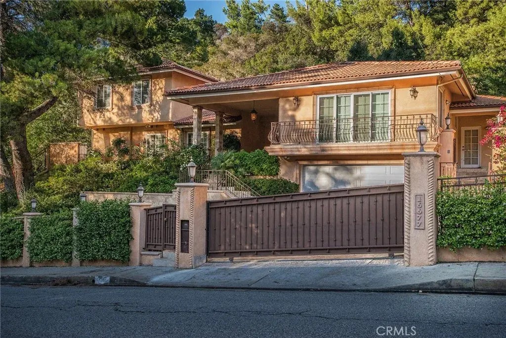 16677 Calneva Drive, Encino