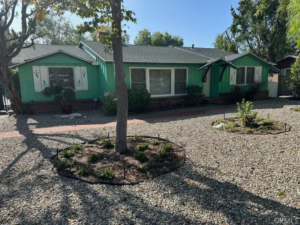 22354 Burbank Boulevard, Woodland Hills