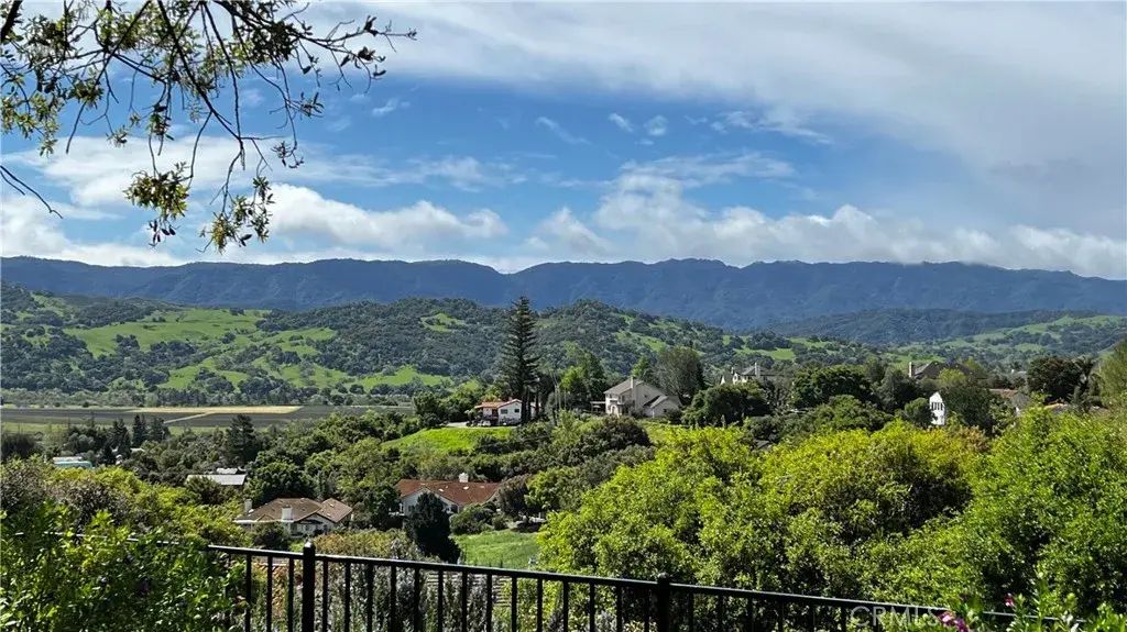 692 Hillside Drive, Solvang