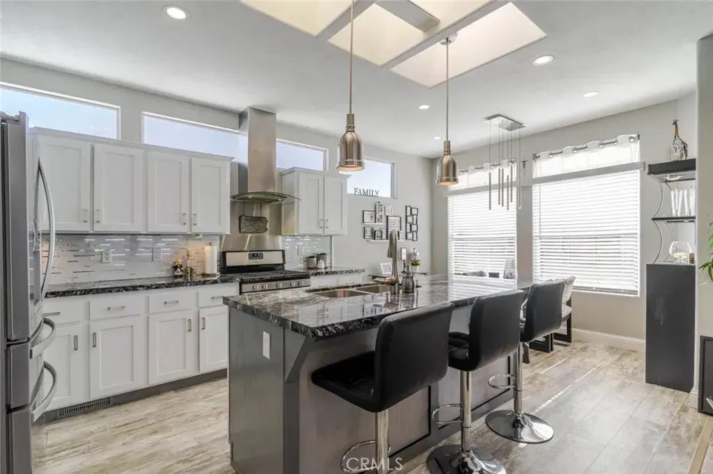 11 Oxford, Northridge