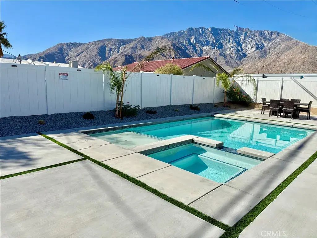 373 W Avenida Cerca, North Palm Springs