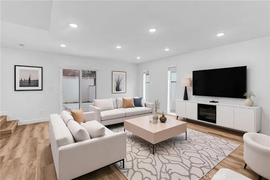 20302 Oxnard, Woodland Hills