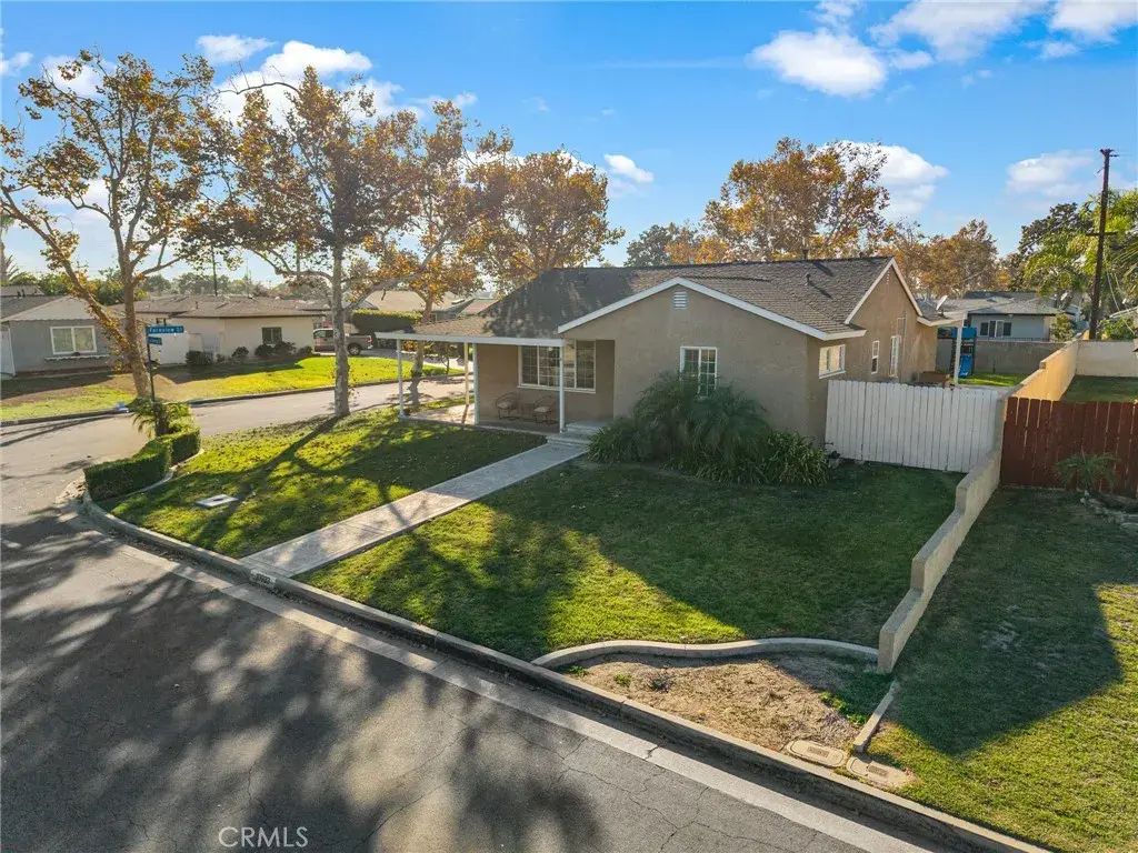 10933 La Serna, Whittier