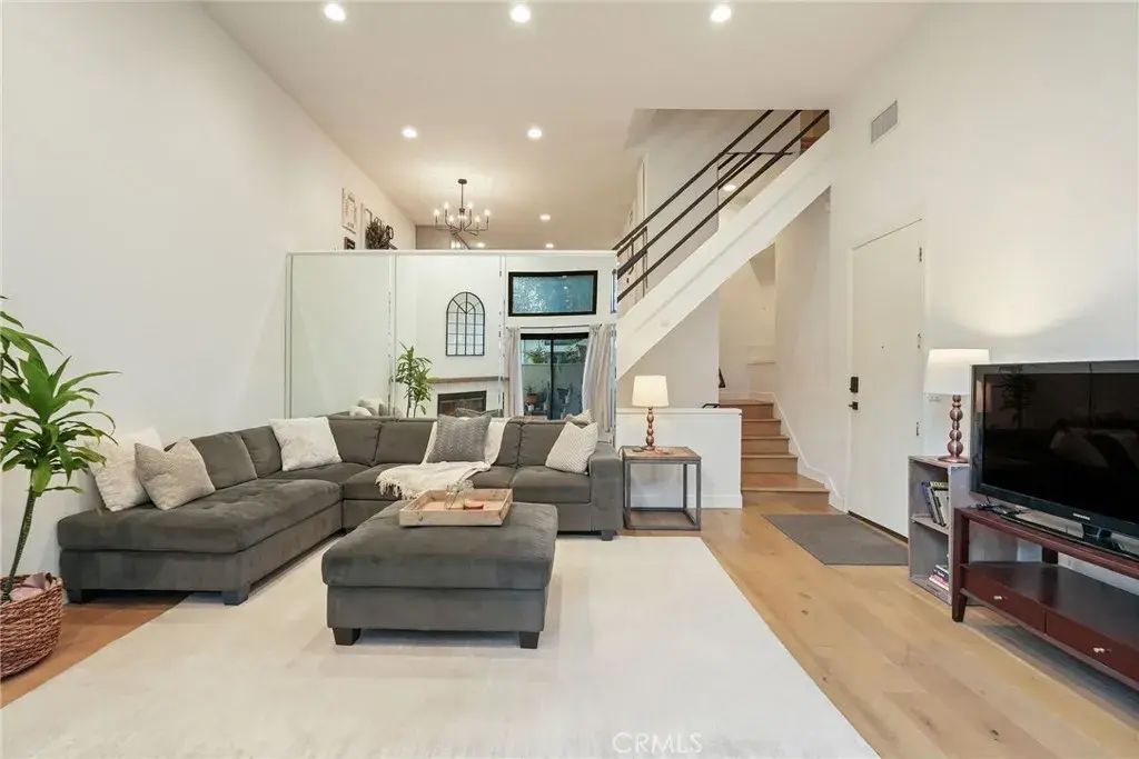 6930 De Celis 16, Lake Balboa