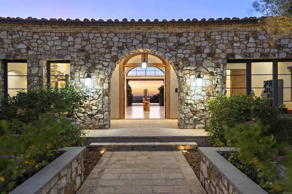8114 Sendero De La Pradera, SANTALUZ