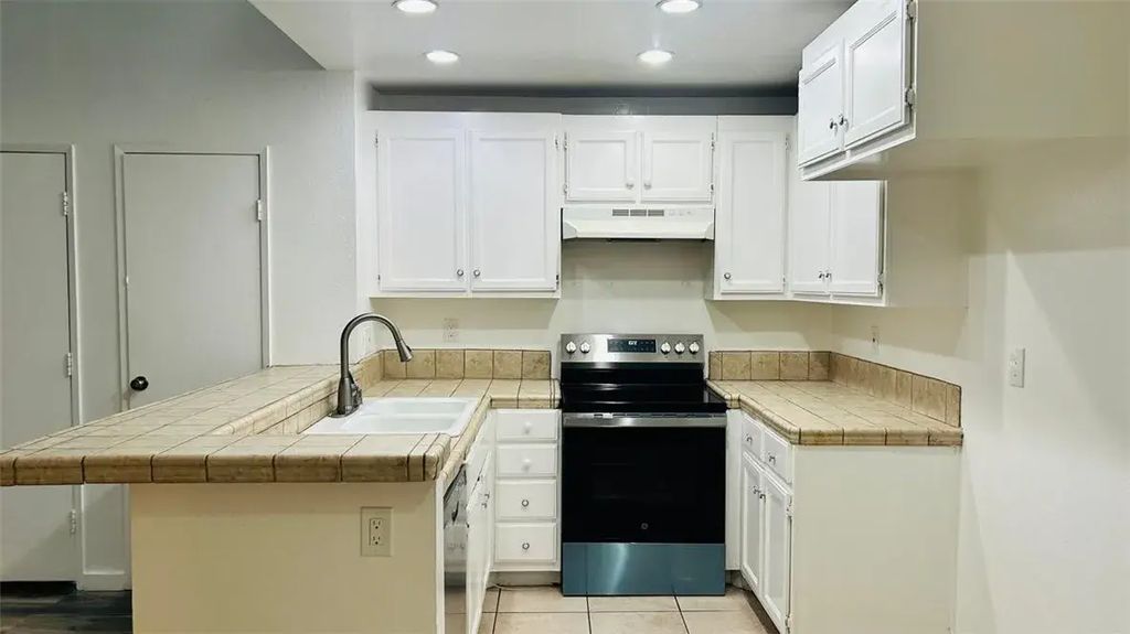 25007 Peachland Avenue 221, Newhall