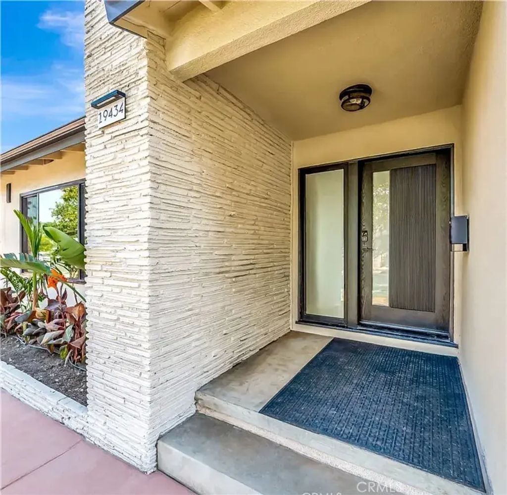 19434 Calvert, Tarzana